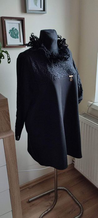 Sukienka z koronkowym kołnierzem PF