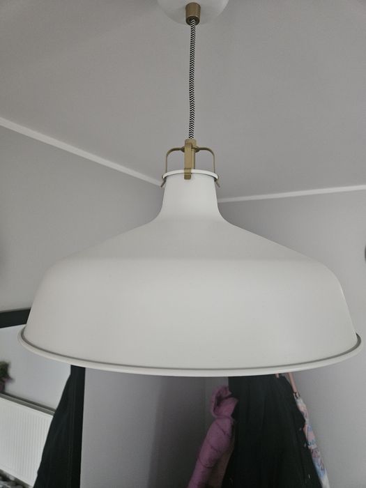 Biała lampa wisząca ikea