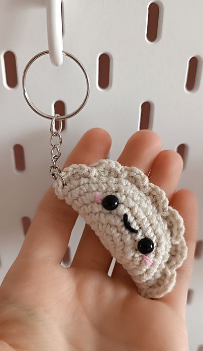 Breloczek pieróg na szydełku