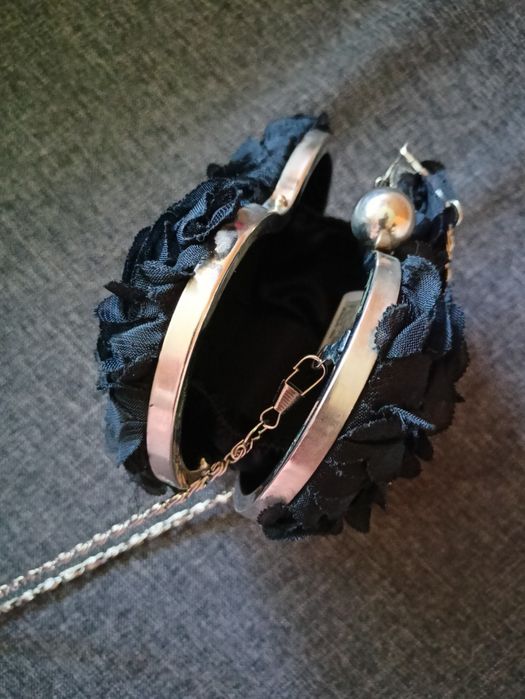 Czarna damska torebka w kształcie serca