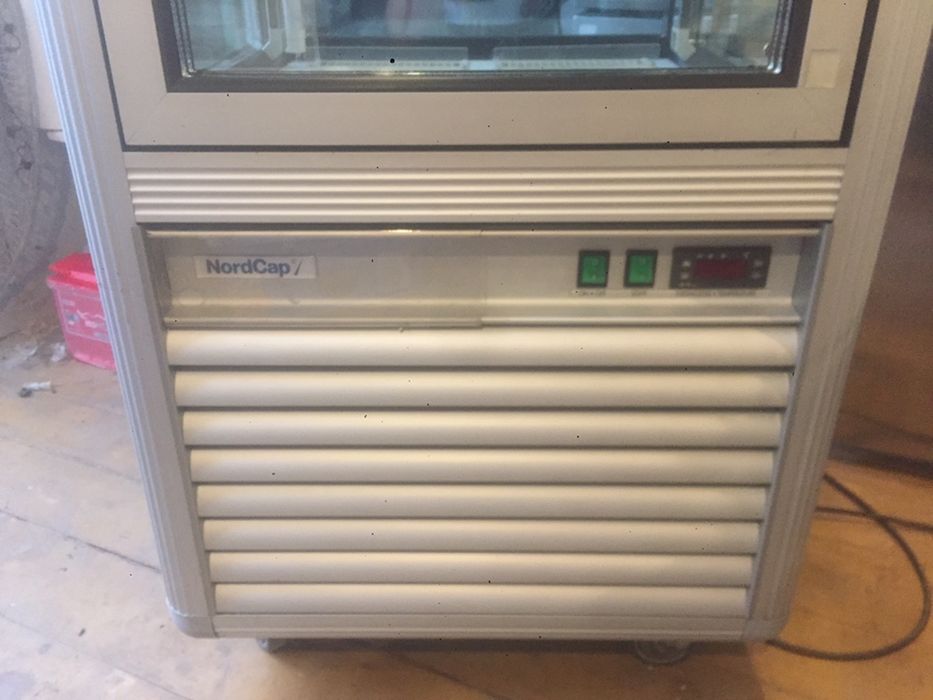 Кондитерська вітрина