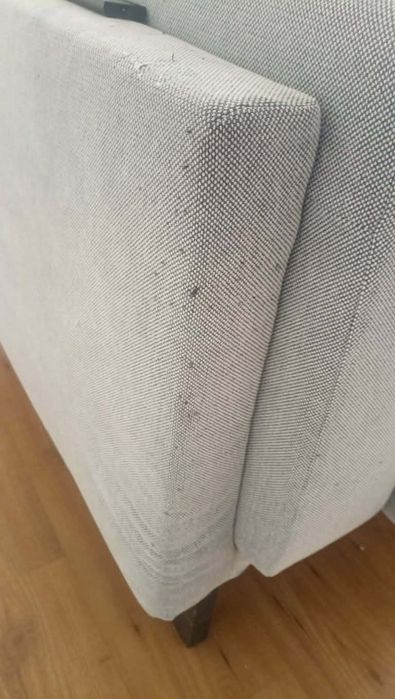 sofá cinzento de 3 lugares  modelo IKEA Nockeby.
