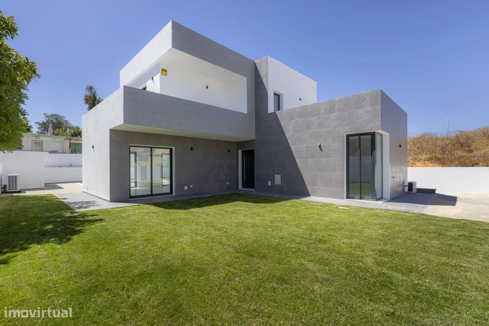 Moradia Nova com Piscina Privada, a Poucos Passos da Meia Praia, Lagos