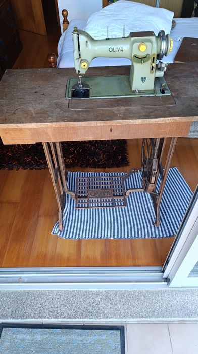 Máquina costura oliva