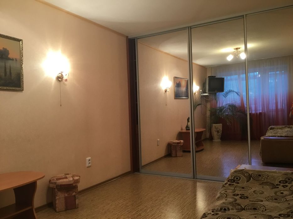 Посуточно 1 ком.квартиру. 2 + 1 спальн. мест.. .Центр. г.Каменское.