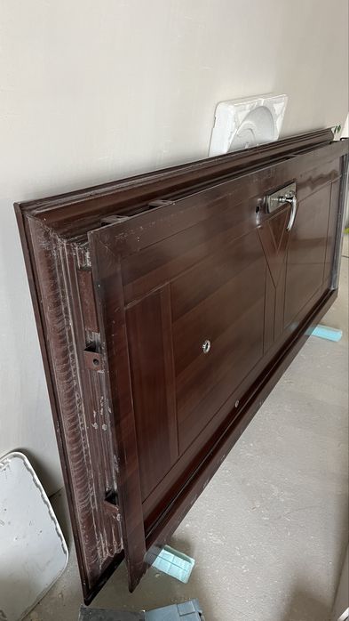 Вхідні двері 205 см х 86,5 см товщина 10 см