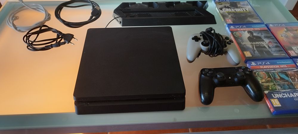 PS4 Slim 1TB + Comandos + Jogos