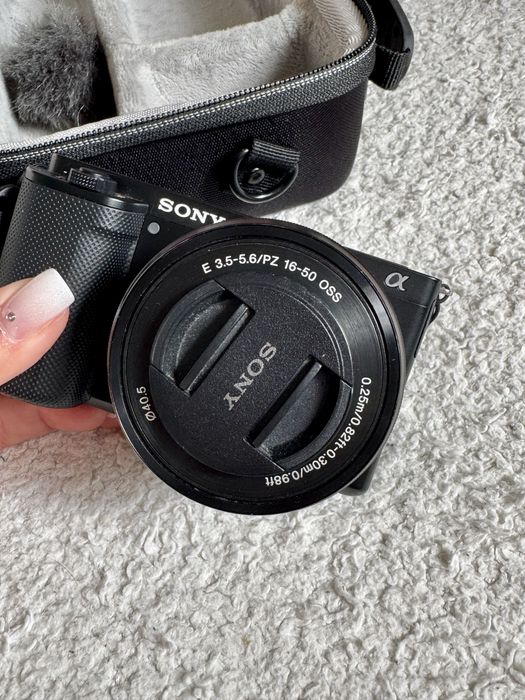 Máquina Fotográfica SONY ZVE10 + 16-50mm + bolsa