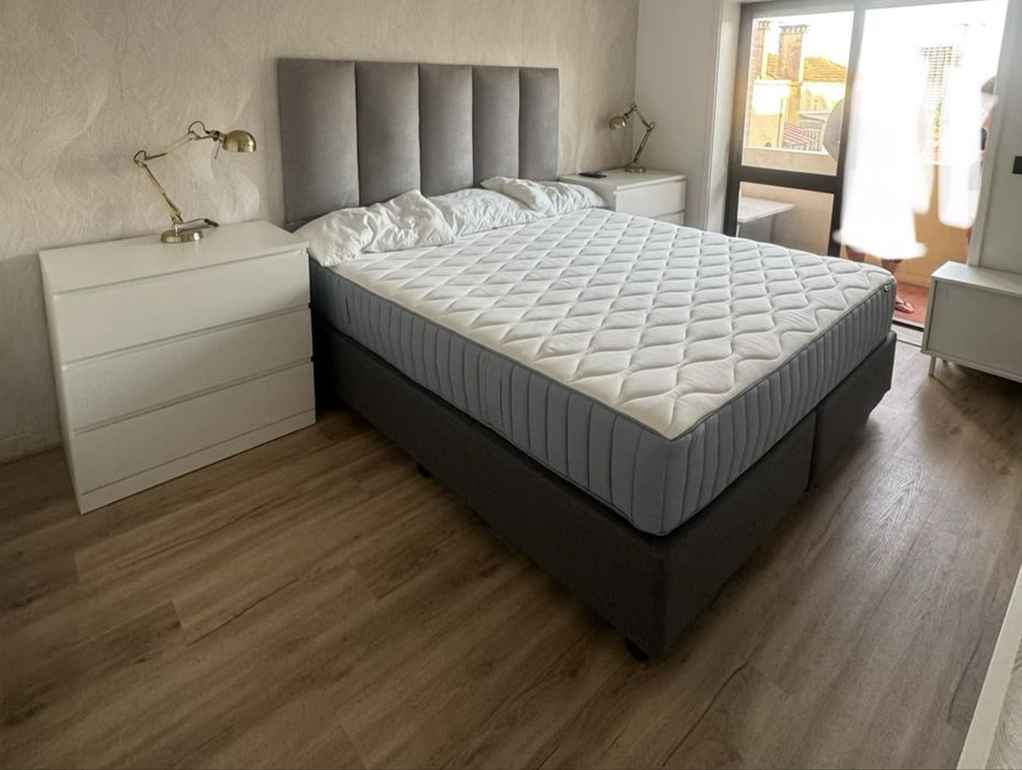 Cama de casal grande, com colchão