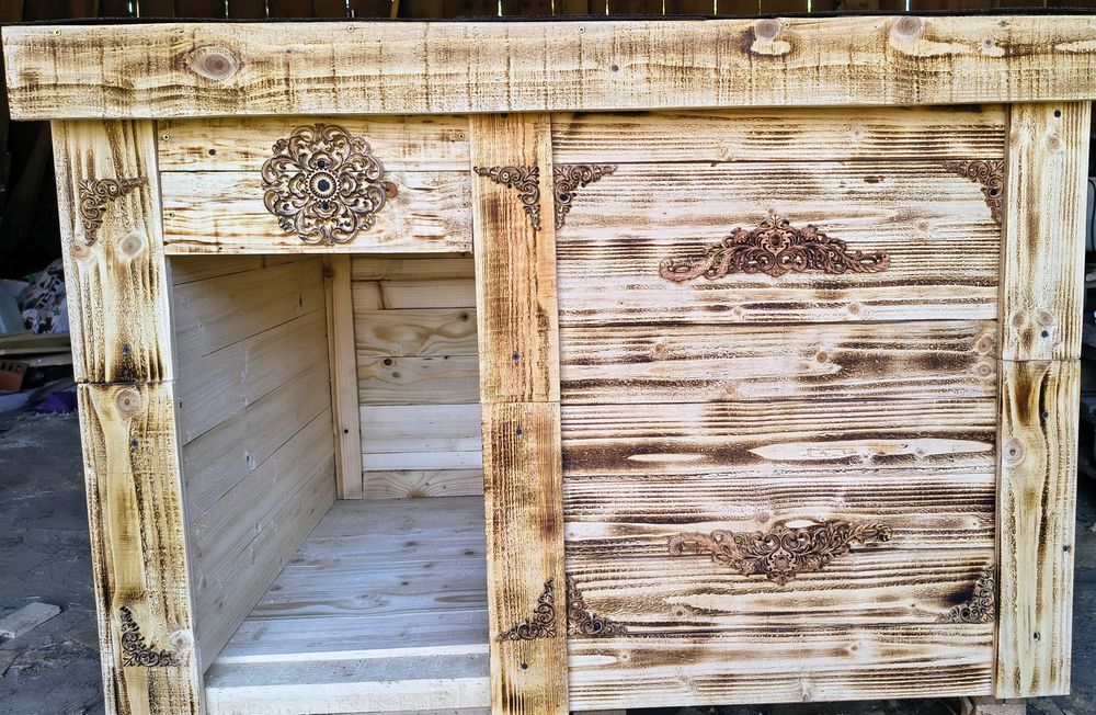 Drewniana buda dla pieska