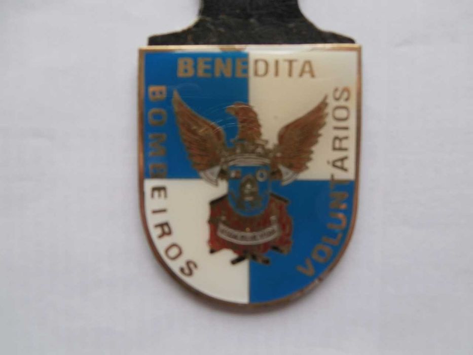 Vários crachás de bombeiros