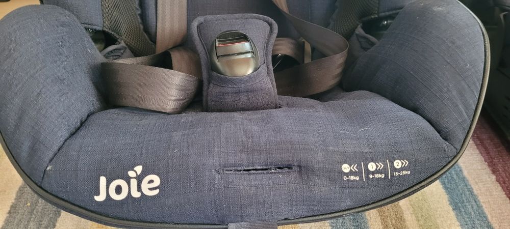 Fotelik samochodowy Joie z bazą.