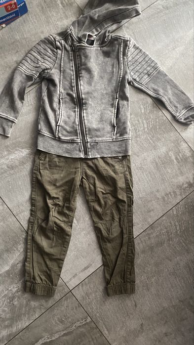 Bluza dekatyzowana hm 110, joggery w dinozaury 104