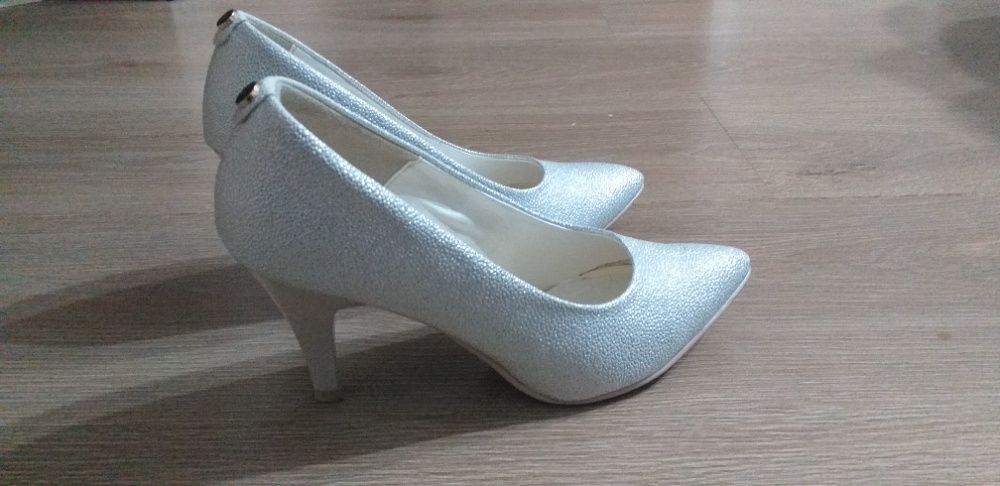 Buty damskie szpilki.
