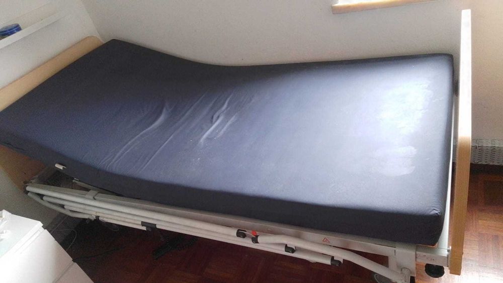 Cama articulada com colchão e grades