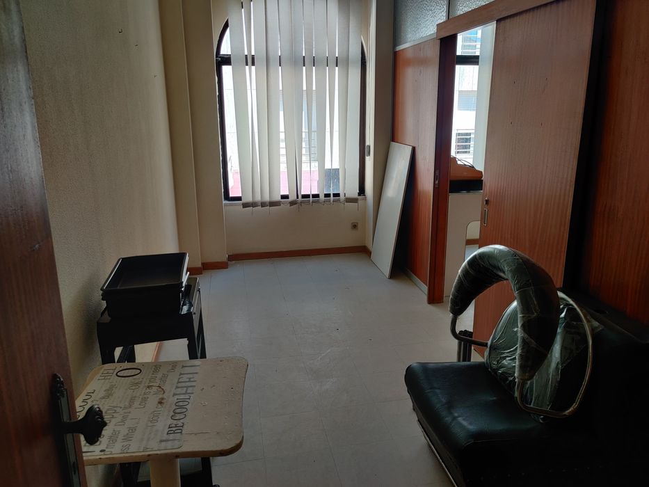 Espaço comercial 75m2 com WC completo 2⁰ andar