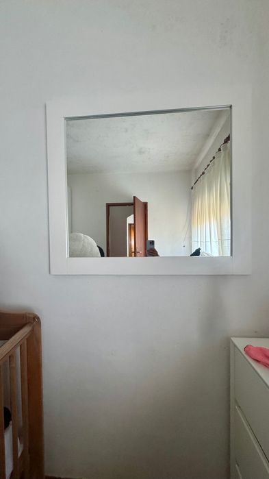 Espelho com moldura em branco