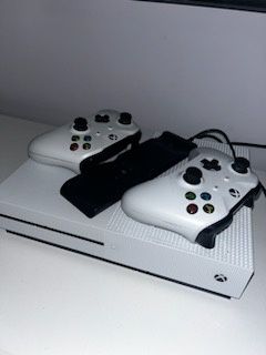 Xbox One S z 2 padami