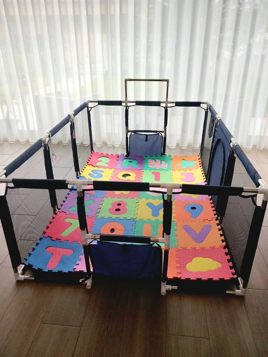 Parque infantil grande com puzzle