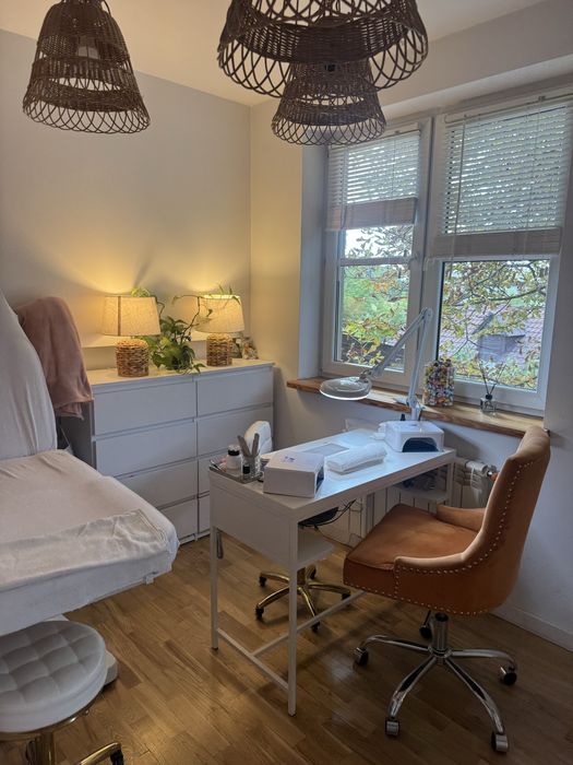 Sprzedam wyposazenie salonu manicur