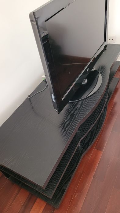 Móvel  para TV compartimentado.