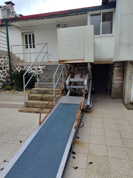 Elevador monta cargas