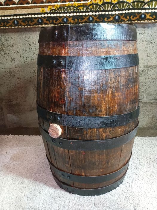 Barril/ pipo antigo em madeira. Intervenção de restauro.
Medidas 60/40cm diâmetro