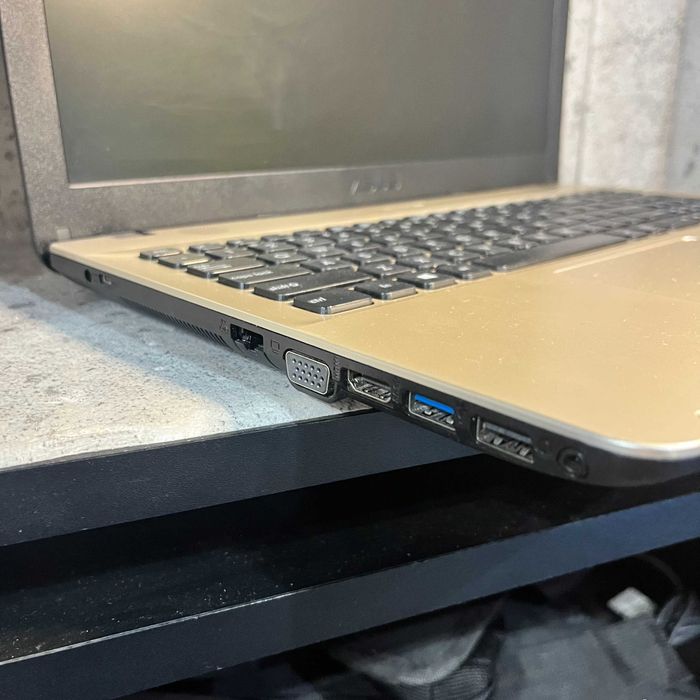 Laptop ASUS R541N | Wykończenie Gold | Ładowarka | USZKODZONA BATERIA