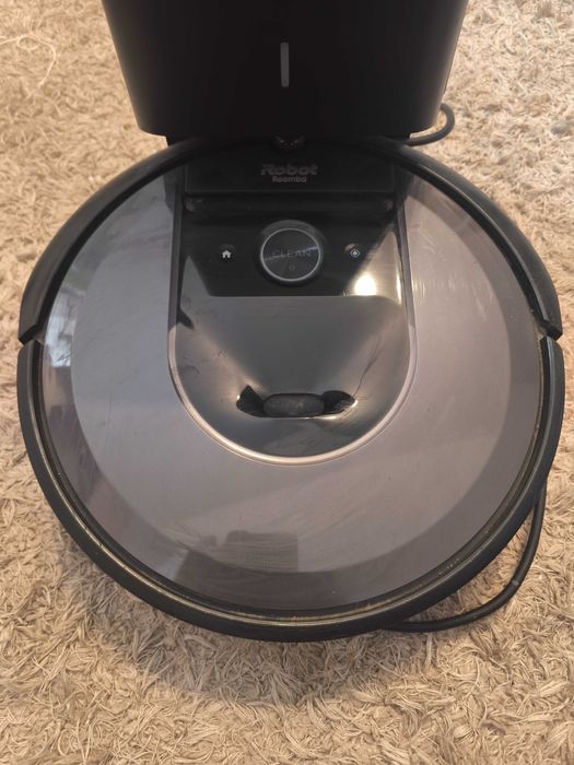 Roomba i7 że stacja i oryginalnym kartonem