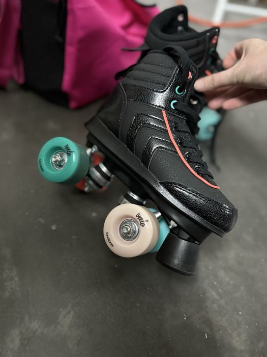 Vendo patins 4 rodas numero 33 crianca