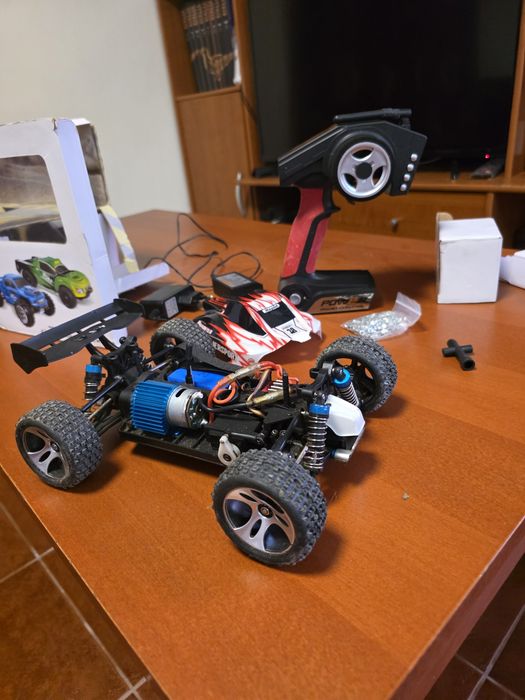 Vendo WLToys Vortex 4x4 telecomandado, escala 1:18, em estado impecável.