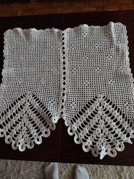 Dwie zazdroski na okno Haft szydełkowy  ecru.