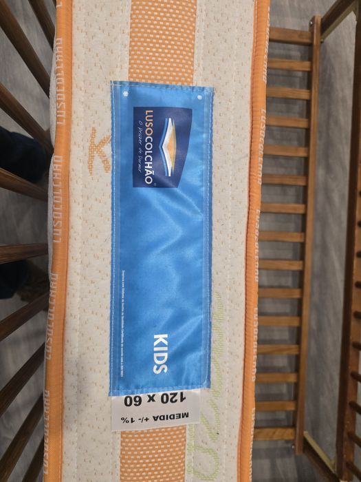 Berço  / Cama de Grades de Madeira com Colchão