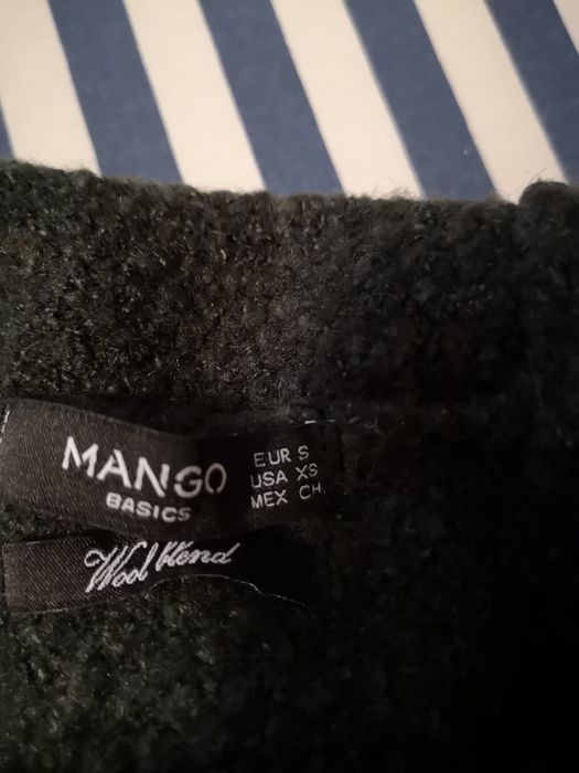 Sweter z Mango. Ciemna zieleń.