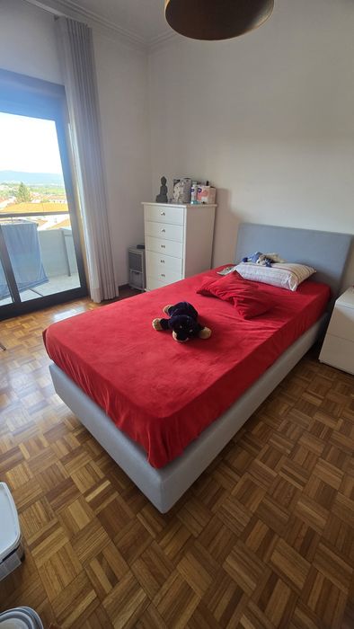 Cama estofada de  solteiro com colchão