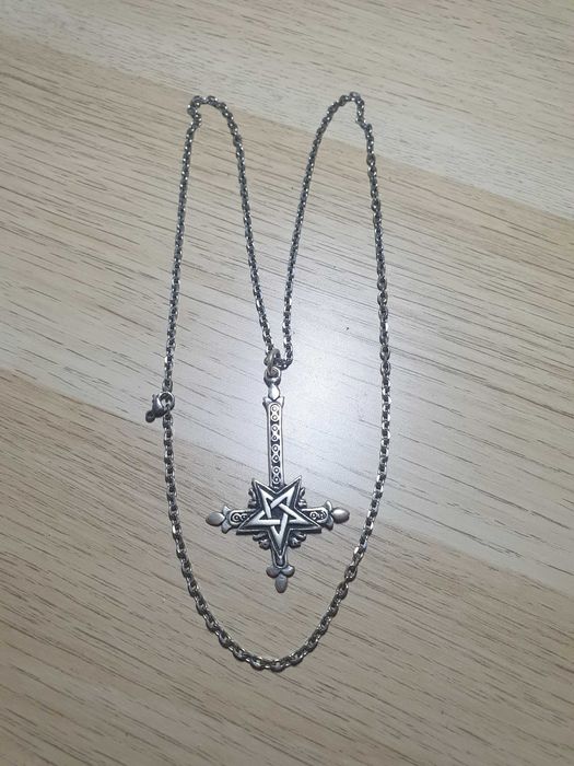 Colar com pendente gótico em prata de lei 925 unissexo.