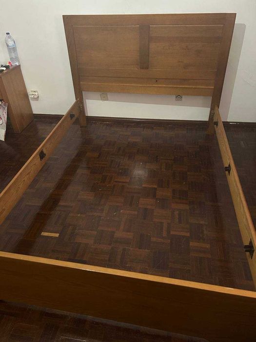 Cama de casal em bom estado
