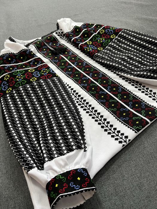 Жіноча борщівська вишиванка ручної роботи