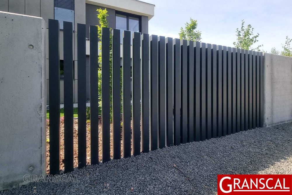 Nowoczesne pionowe ogrodzenie aluminiowe brama furtka Poznań