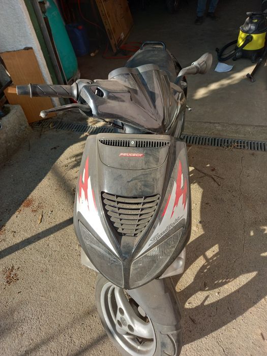 Acelera/ scooter.