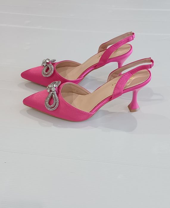 Sandálias brilhantes rosa