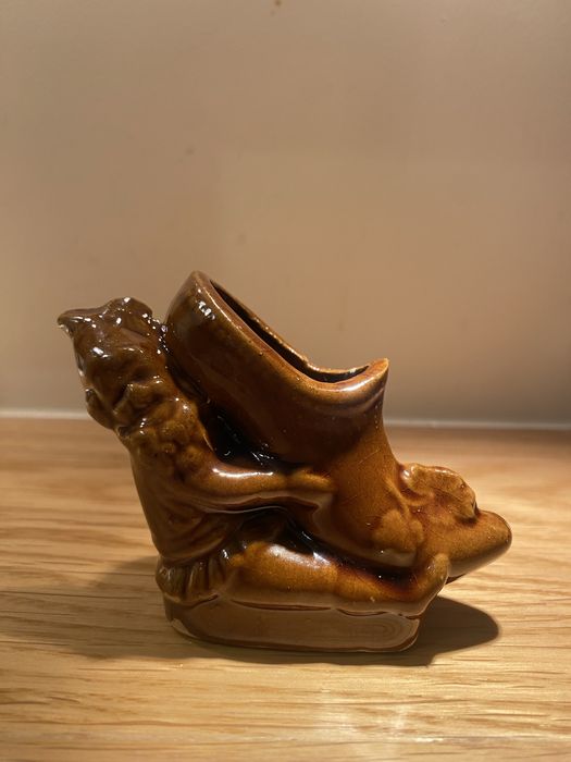 Krasnal z butem figurka  stara ceramika