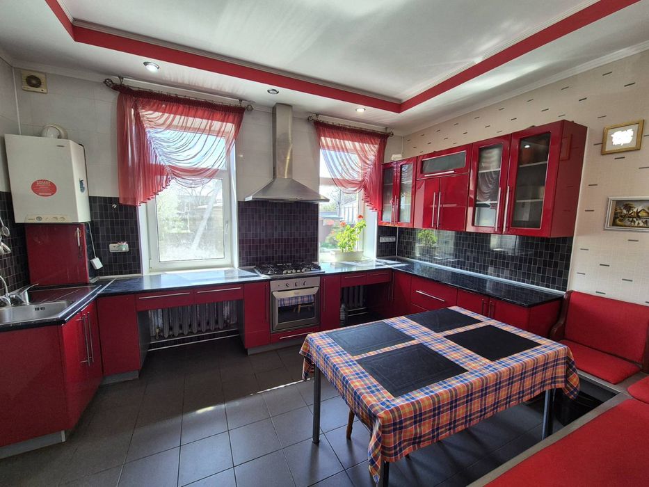 Продається будинок в Центральній частині міста.