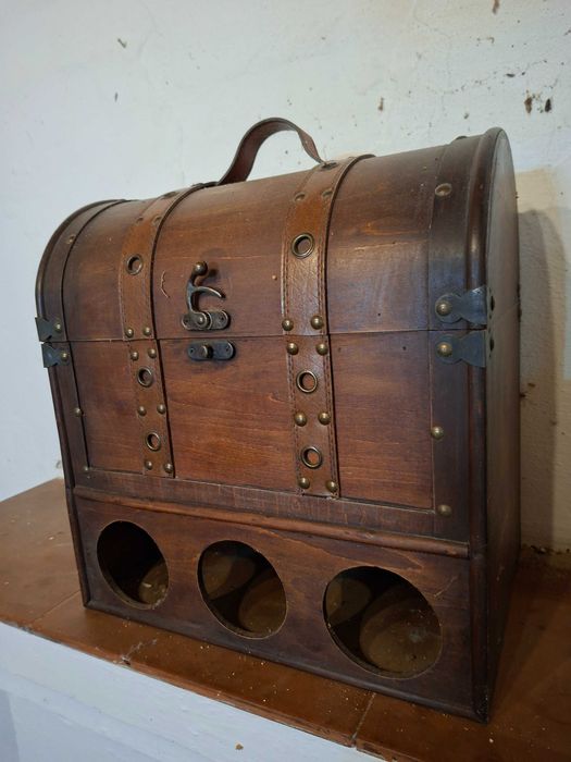 Prensa antiga e mala de vinhos  - Decoração rústica para adega