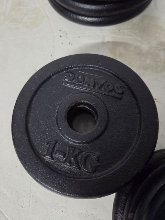 Discos de ferro e halteres