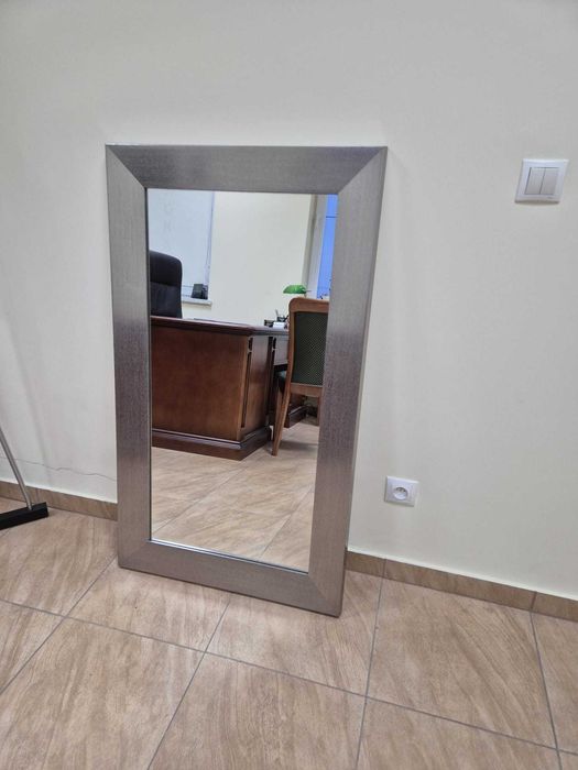 Lustro w srebrnej ramie wymiary 117,7 cm c 68,5 cm