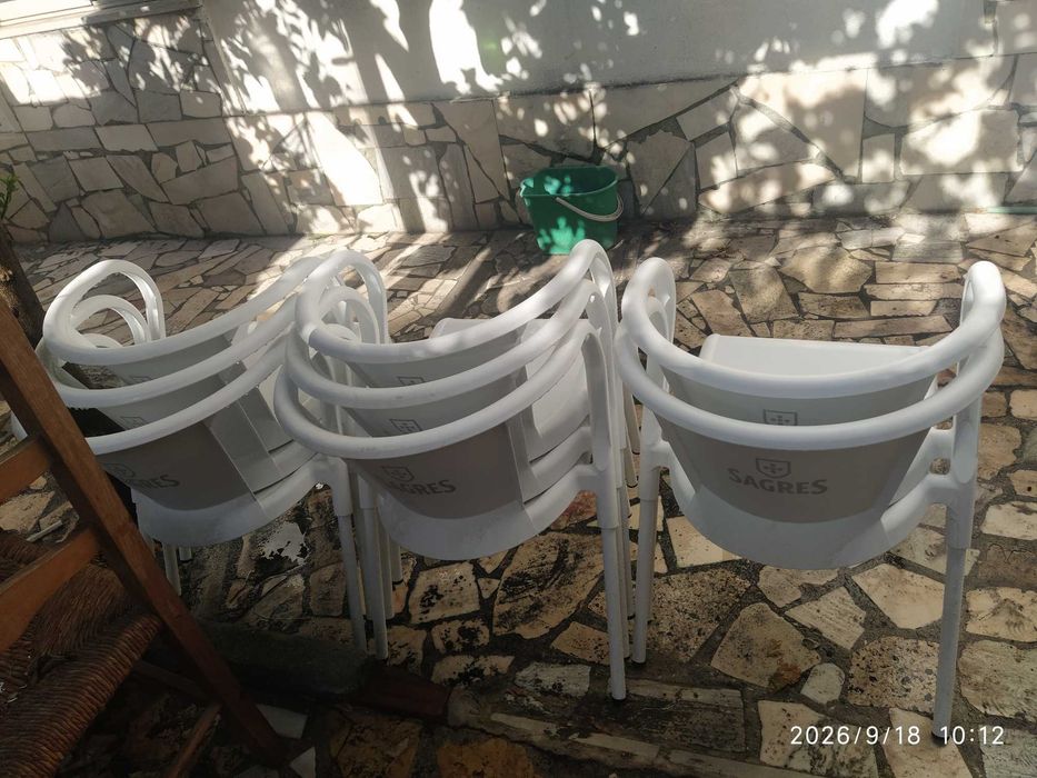 Vendo 8 cadeiras brancas em plástico usadas