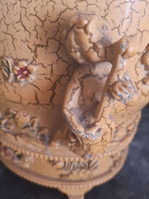 Vaso em Louça  com figuras