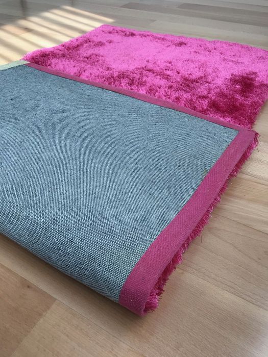 Conjunto de dois tapetes rosa de pelo comprido