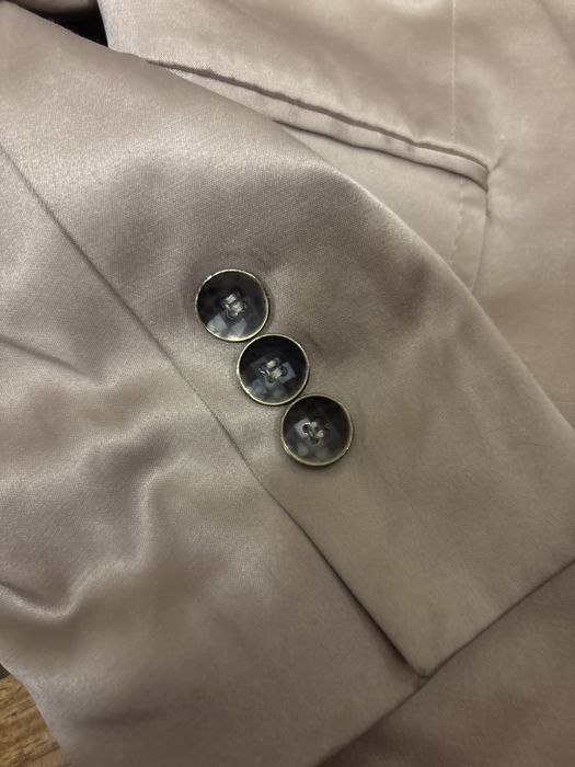 Blazer cintado em cetim bege Lanidor